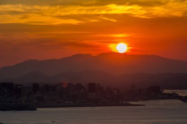 Niteroi 'de gün batımı Rio de Janeiro' daki şehir parkının tepesinden görüldü..