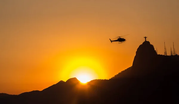 Silueta Helicóptero Cristo Redentor Con Una Hermosa Puesta Sol Río — Foto de Stock