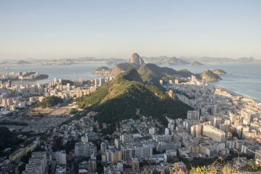 Copacabana ve Botafogo mahalleleri Rio de Janeiro 'daki Keçi Tepesi' nin tepesinden görüldü..