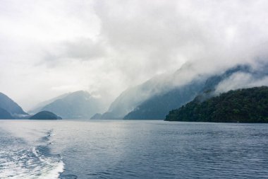 Fiords Dağları Tepeleri Deniz Şelalesi Tekne İtfaiyesi Milford Sesi Şüpheli Ses Yeni Zelanda 