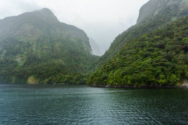 Fiords Dağları Tepeleri Deniz Şelalesi Tekne İtfaiyesi Milford Sesi Şüpheli Ses Yeni Zelanda 