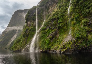 Fiords Dağları Tepeleri Deniz Şelalesi Tekne İtfaiyesi Milford Sesi Şüpheli Ses Yeni Zelanda 