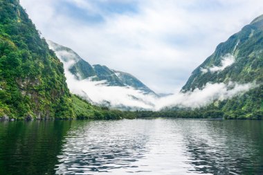 Fiords Dağları Tepeleri Deniz Şelalesi Tekne İtfaiyesi Milford Sesi Şüpheli Ses Yeni Zelanda 