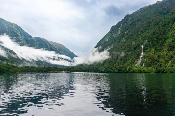 Fiords Mountains Hills Sea Waterfall Boat Fiordland Milford Sound Doughtful — 스톡 사진