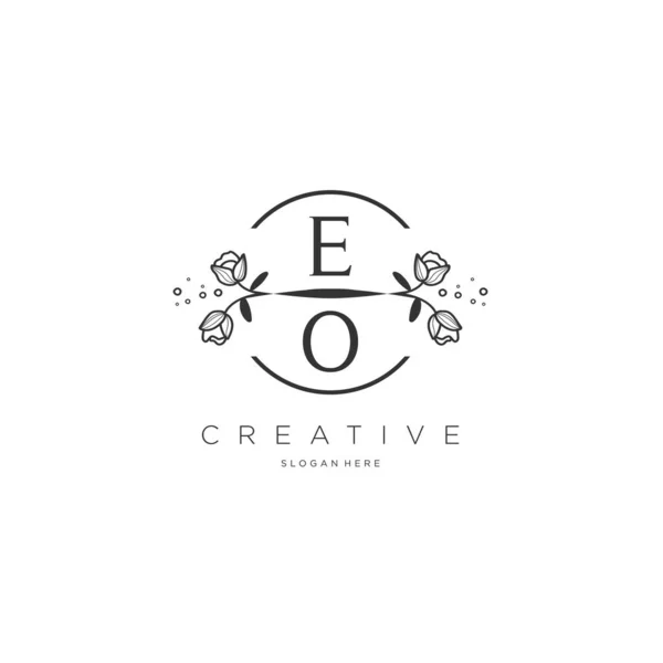Eoテンプレートの花と初期ロゴ ビジネスのためのロゴ ファッション 化粧品 美しさ — ストックベクタ