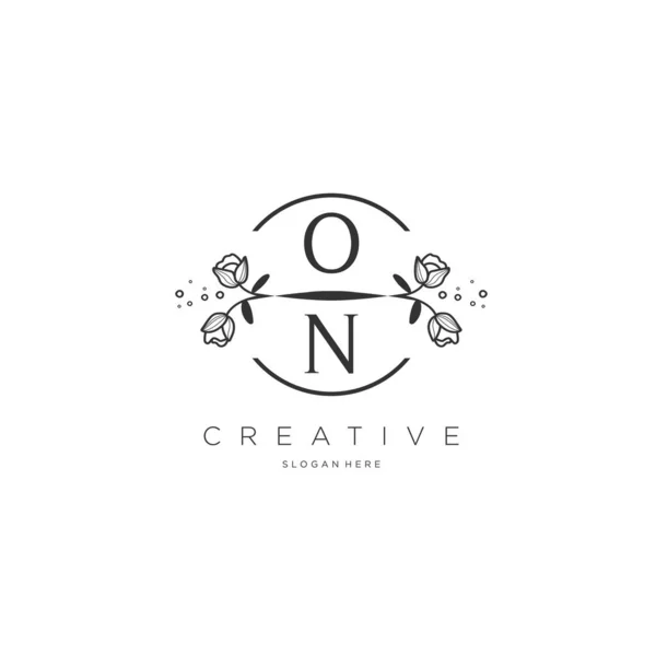 Logo Inicial Con Flor Plantilla Logotipo Para Negocios Moda Cosméticos — Vector de stock