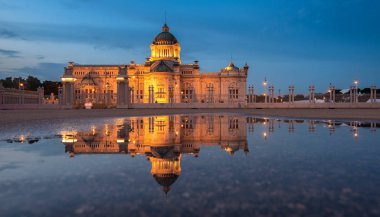 Ananta Samakhom Taht Salonu Gece yansımaları 