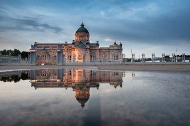 Ananta Samakhom Taht Salonu Gece yansımaları 