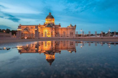 Ananta Samakhom Taht Salonu Gece yansımaları 