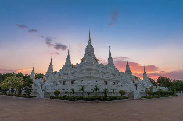 Sunset in Wat Asokkaram Samut Prakan Province, Thailand — стоковое фото
