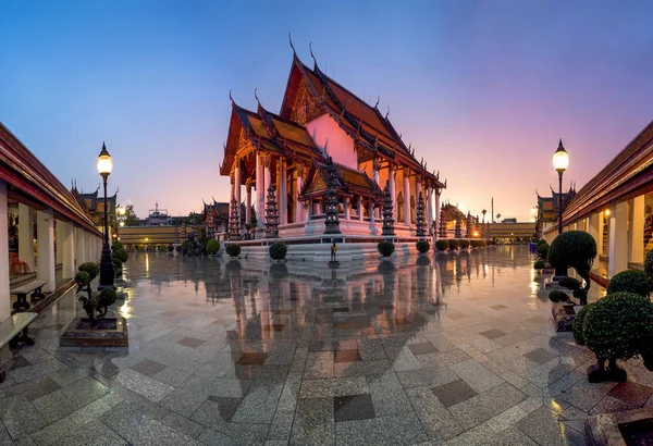 Wat Suthat Thepphawararam twilight in bangkok, Thailand — стоковое фото