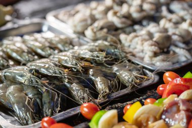 Tayland 'da tezgahta çiğ karides