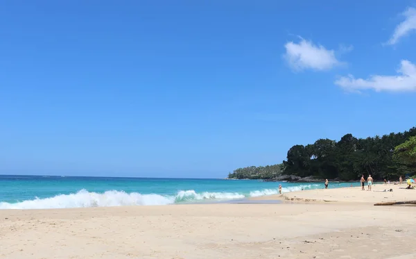 Vista Playa Patong Phuket Las Olas Del Mar Ruedan Orilla — Foto de Stock