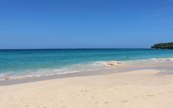 푸켓에 해변의 모래가 해변에서 물거품 물보라가 밀려오는 — 스톡 사진