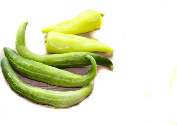 Pohled Čerstvá Zelená Zelenina Světlém Pozadí Hrášek Paprika Cuketa Ingredience — Stock fotografie