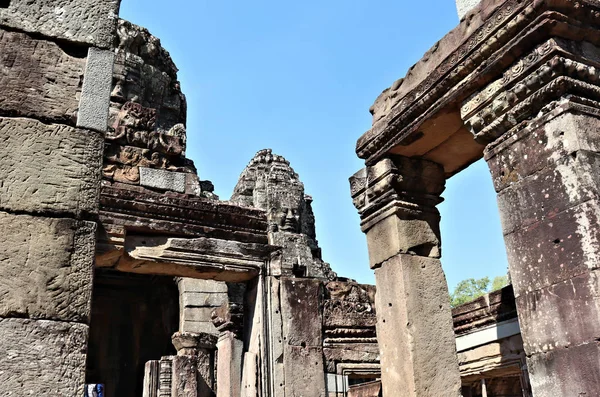 Pohled Chrámy Starobylé Budovy Kambodži Obklopené Deštným Pralesem — Stock fotografie