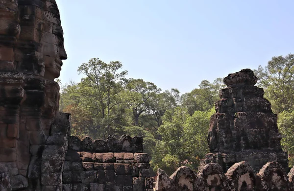 Uitzicht Tempels Oude Gebouwen Cambodja Omgeven Door Regenwoud — Stockfoto