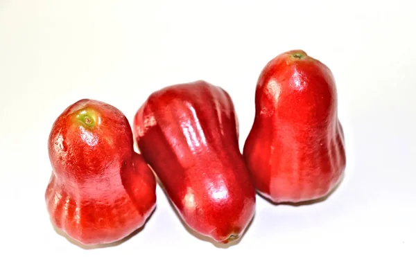 Κόκκινα Τροπικά Φρούτα Ένα Ελαφρύ Φόντο Στην Κουζίνα — Φωτογραφία Αρχείου
