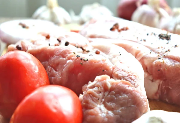 Cozinha Cozinhar Carne Com Legumes Especiarias Limão Uma Tábua Corte — Fotografia de Stock