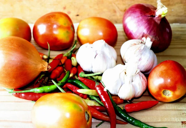 Cocina Ingredientes Vegetales Tomates Cebollas Ajo Pimienta Especias Una Tabla —  Fotos de Stock