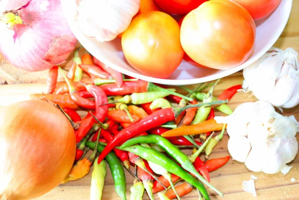 Cocina Ingredientes Vegetales Tomates Cebollas Ajo Pimienta Especias Una Tabla —  Fotos de Stock
