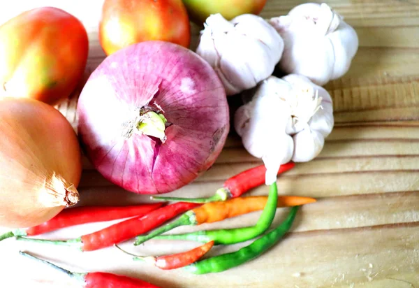 Cocina Ingredientes Vegetales Tomates Cebollas Ajo Pimienta Especias Una Tabla —  Fotos de Stock