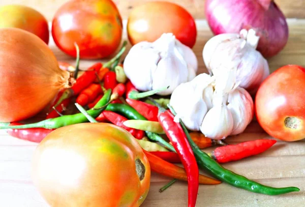 Cocina Ingredientes Vegetales Tomates Cebollas Ajo Pimienta Especias Una Tabla —  Fotos de Stock