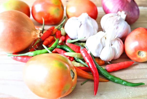 Der Küche Gemüsezutaten Tomaten Zwiebeln Knoblauch Pfeffer Und Gewürze Auf — Stockfoto