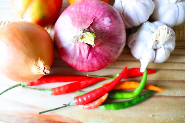 Cocina Ingredientes Vegetales Tomates Cebollas Ajo Pimienta Especias Una Tabla —  Fotos de Stock