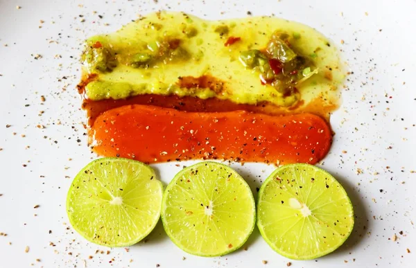 Cuisine Ingrédients Piment Citron Vert Sauce Épicée Sur Une Assiette — Photo