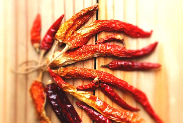 Фон Натурального Сушеного Перца Чили Текстура Красный Тон Желтой Доске — стоковое фото