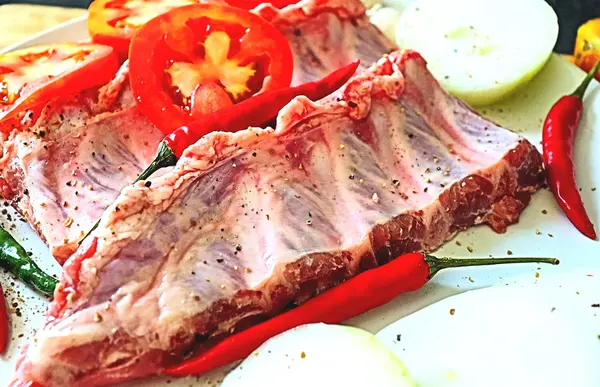 Főzés Konyhában Összetevők Hús Bordák Hagyma Fokhagyma Csípős Chili Paprika — Stock Fotó