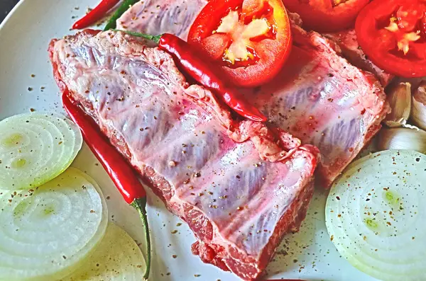 Cucina Cucina Ingredienti Carne Costolette Cipolle Aglio Peperoncino Piccante Lime — Foto Stock