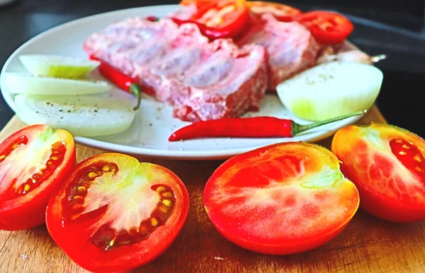 Cucina Cucina Ingredienti Carne Costolette Cipolle Aglio Peperoncino Piccante Lime — Foto Stock