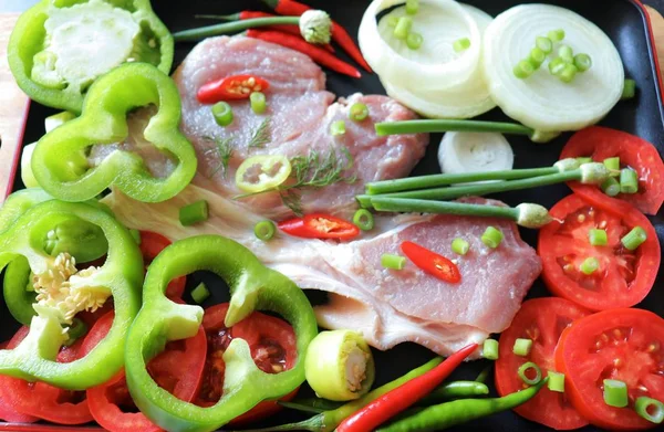 Мясо Овощи Кухне Ингредиенты Лук Помидоры Чеснок Острый Перец Чили — стоковое фото