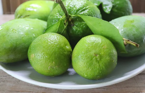 Fruta Laranjas Verde Ramo Com Folhas Uma Chapa Uma Bandeja — Fotografia de Stock