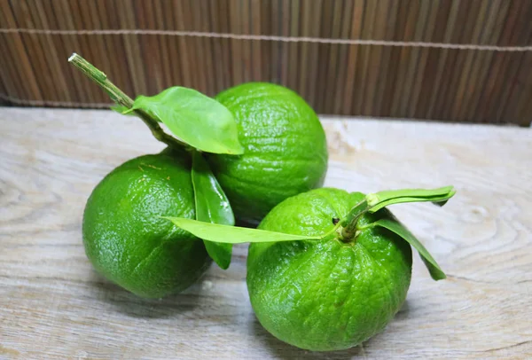 Fruta Laranjas Verde Ramo Com Folhas Uma Chapa Uma Bandeja — Fotografia de Stock