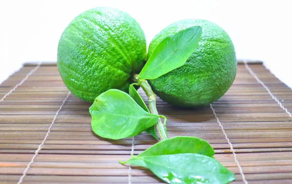 Grüne Orangen Früchte Auf Einem Zweig Mit Blättern Einem Teller — Stockfoto