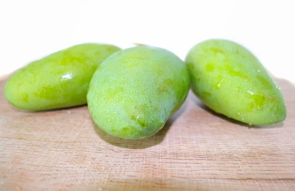 Frutos Mango Verde Naranjas Una Rama Con Hojas Plato Una — Foto de Stock