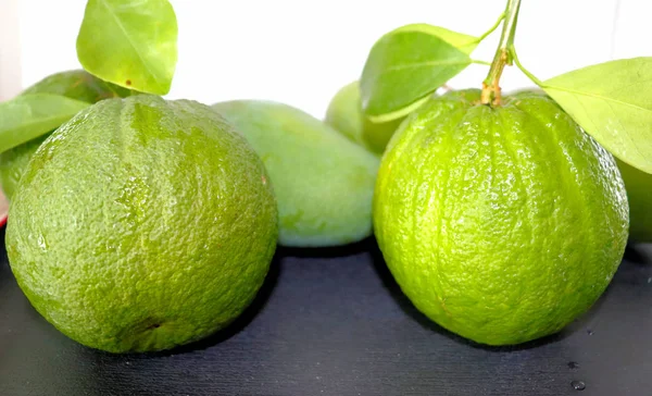 Fruta Laranjas Verde Ramo Com Folhas Uma Chapa Uma Bandeja — Fotografia de Stock