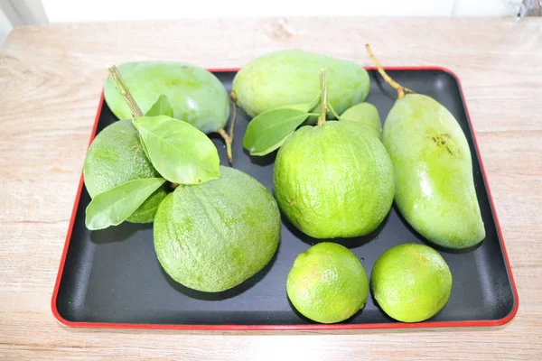 Fruta Laranjas Verde Ramo Com Folhas Uma Chapa Uma Bandeja — Fotografia de Stock