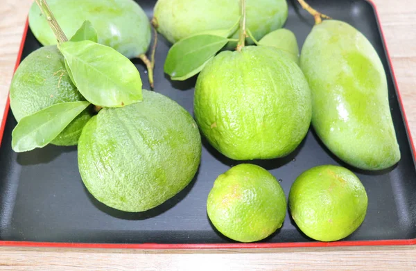 Grüne Orangen Früchte Auf Einem Zweig Mit Blättern Einem Teller — Stockfoto