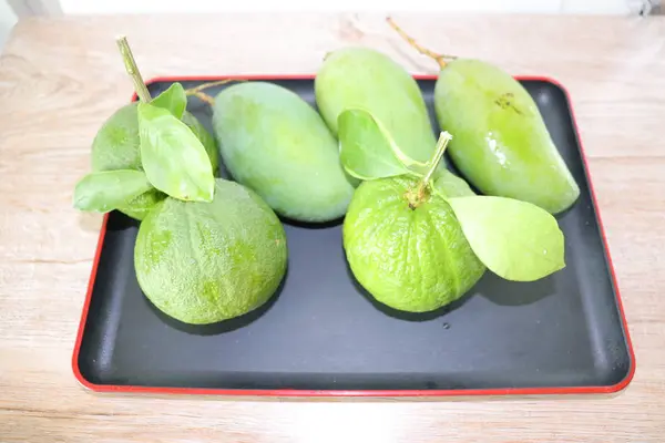 Fruta Laranjas Verde Ramo Com Folhas Uma Chapa Uma Bandeja — Fotografia de Stock