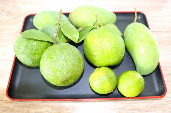 Grüne Orangen Früchte Auf Einem Zweig Mit Blättern Einem Teller — Stockfoto