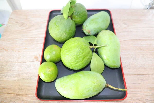 Laranjas Frutos Manga Verdes Ramo Com Folhas Uma Chapa Uma — Fotografia de Stock