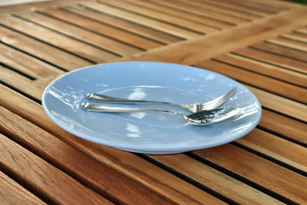 木のテーブル 素材の豊かな質感 テーブルプレートナイフとフォーク上の木の質感の食器 — ストック写真
