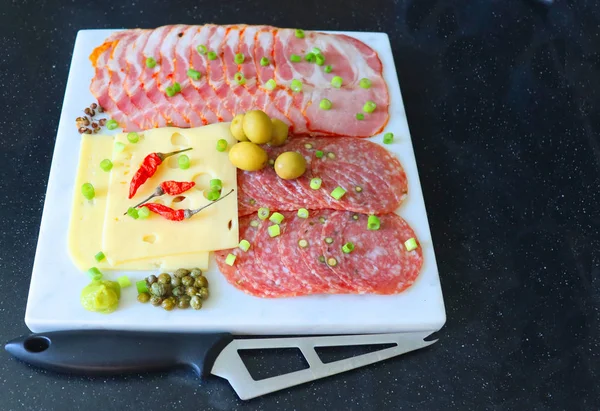 Formaggio Prosciutto Salame Cucina Ingredienti Spezie Wasabi Peperoncino Piccante — Foto Stock