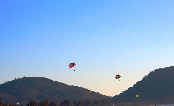 Sport Het Strand Parachute Vliegen Tegen Hemel Zon — Stockfoto