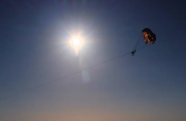 Αθλητισμός Στην Παραλία Αλεξίπτωτο Που Πετούν Ενάντια Στον Ουρανό Και — Φωτογραφία Αρχείου