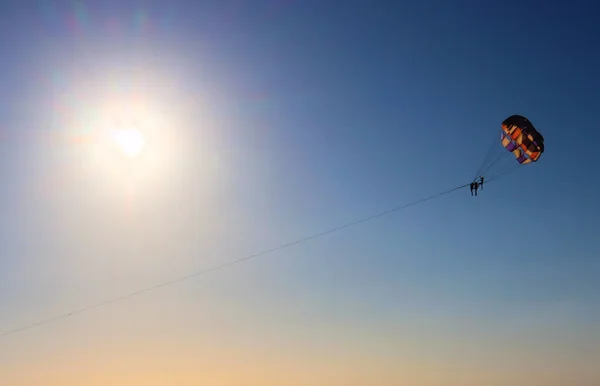 Sport Strand Fallschirm Fliegt Gegen Den Himmel Und Die Sonne — Stockfoto